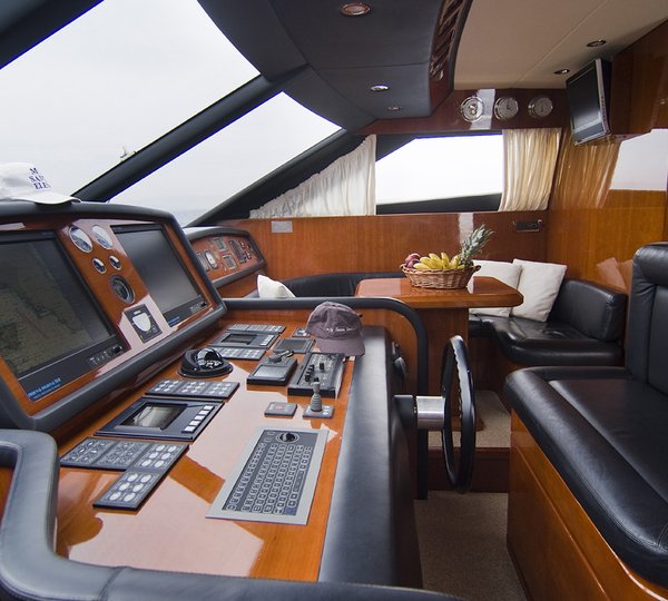 Yacht SANTA ELENA -  Wheelhouse