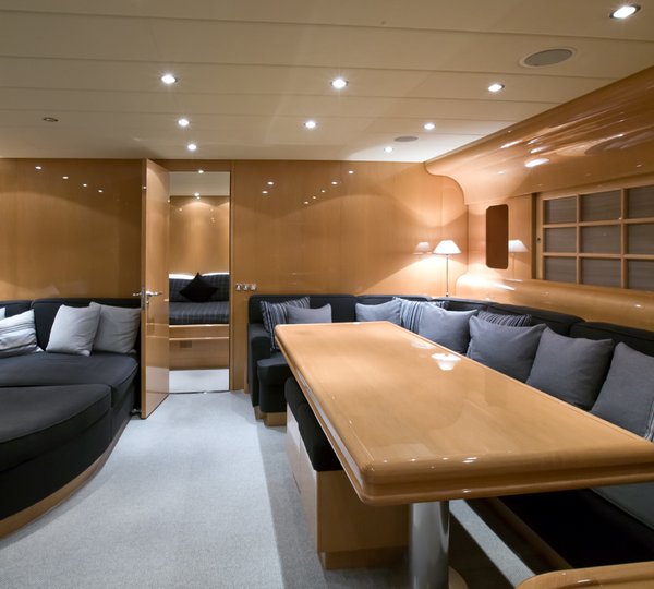 Yacht SARAH A -  Lower Salon.