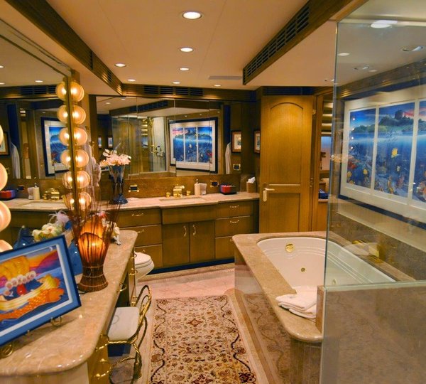 Yacht SCOTT FREE -  Master Bathroom