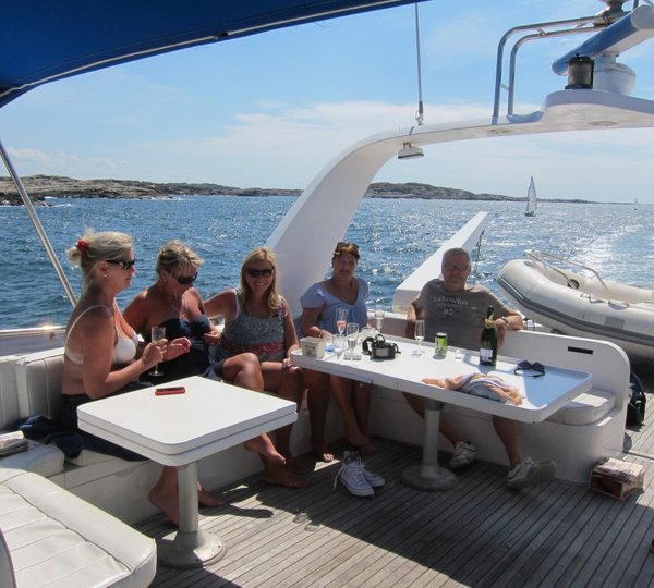 Yacht SEA DREAM -  Cocktails on the Flybridge