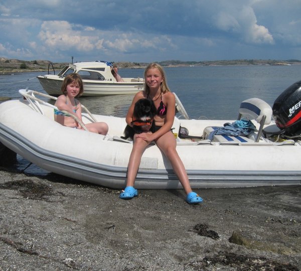 Yacht SEA DREAM -  On the Beach witht the tender