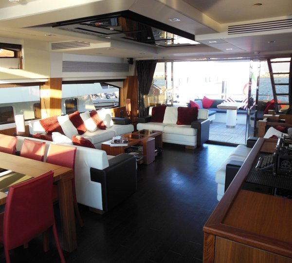 Yacht SKYFALL -  Salon
