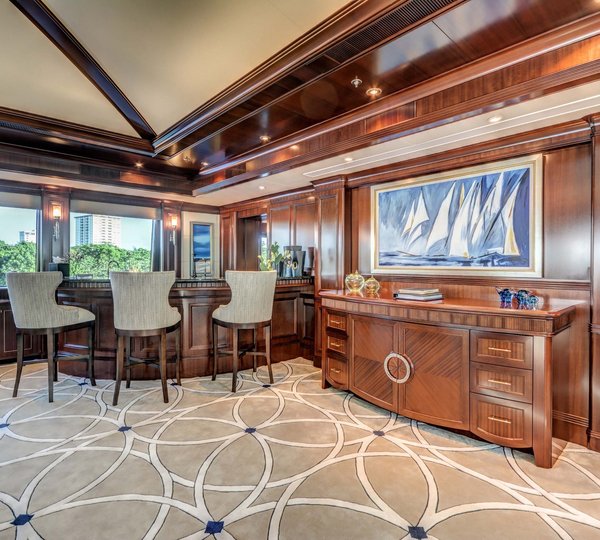 Yacht SOVEREIGN 55 - Upper deck bar