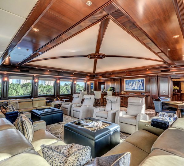 Yacht SOVEREIGN 55 - Upper deck lounge
