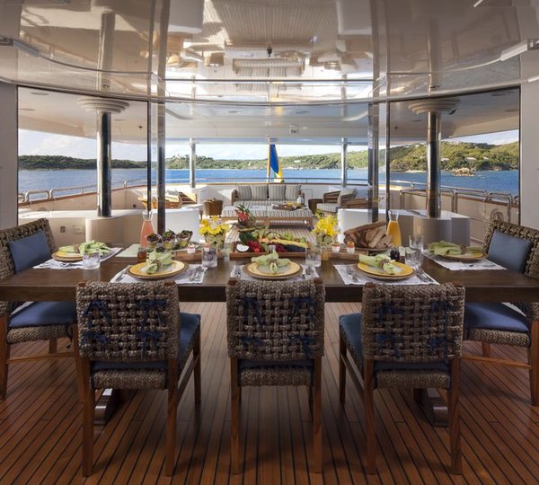Yacht STARFIRE - Bridge Deck Dining