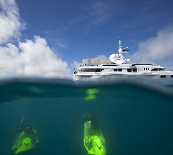 Yacht STARFIRE - Underwater exploring