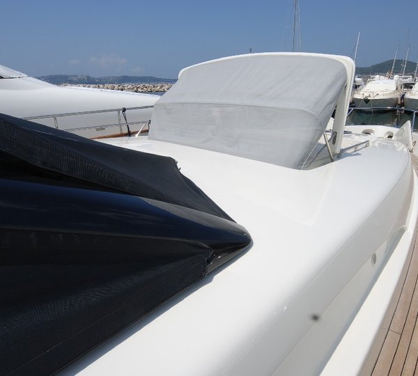 Yacht TEONE - Sunshade on foredeck