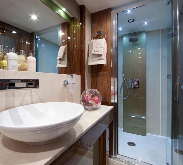 Yacht TUPPENCE - Guest Ensuite
