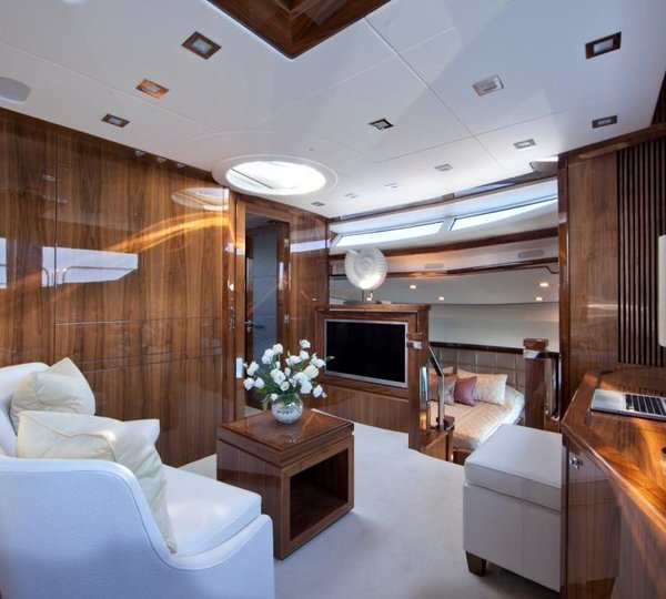 Yacht TUPPENCE - Master Cabin Lounge