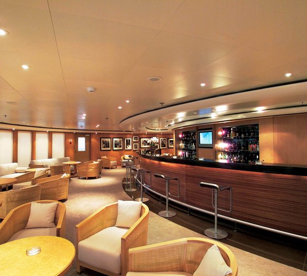 Yacht TURAMA - Long Bar Lounge