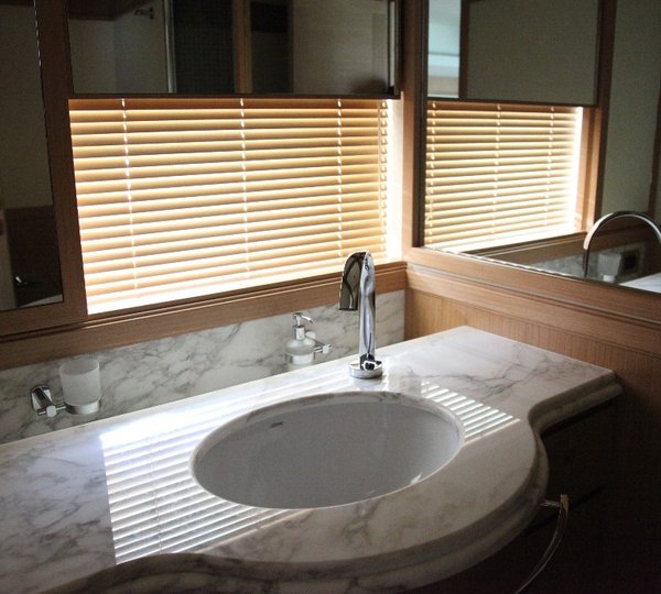 Yacht ULYSSIA -  Guest Bathroom
