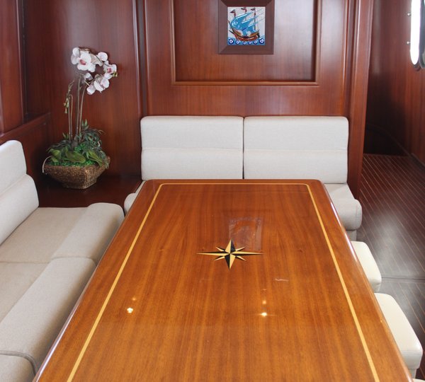 Yacht VANGUARD -  Formal Dining