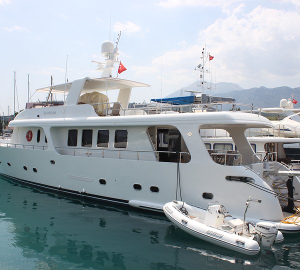 Yacht VANGUARD -  In Port