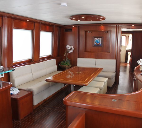 Yacht VANGUARD -  Main Salon looking foward