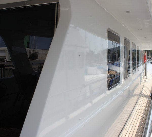 Yacht VANGUARD -  Side Deck