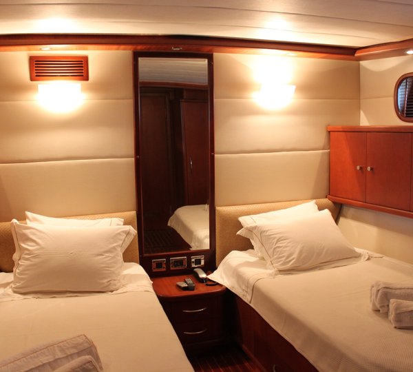 Yacht VANGUARD -  Twin Cabin