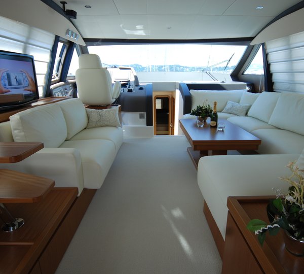 Yacht VIVA - Main Salon