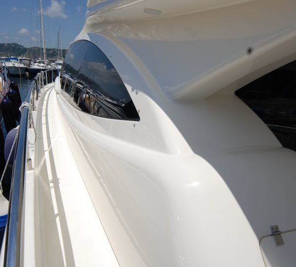 Yacht VIVA - Side Deck