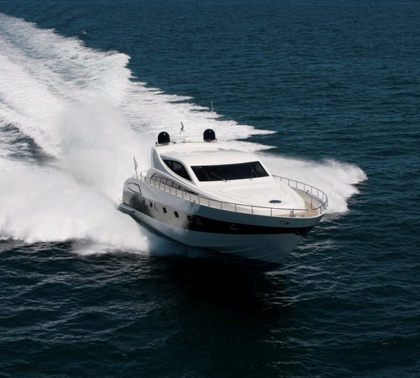 Yacht WELL DONE -  Cruising at speed