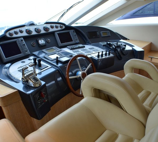 Yacht WELL DONE -  Helm