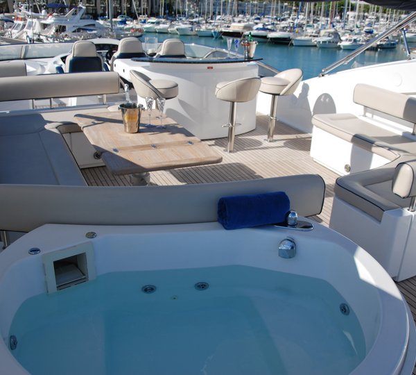 Yacht WINNING STREAK -  Flybridge Spa Pool