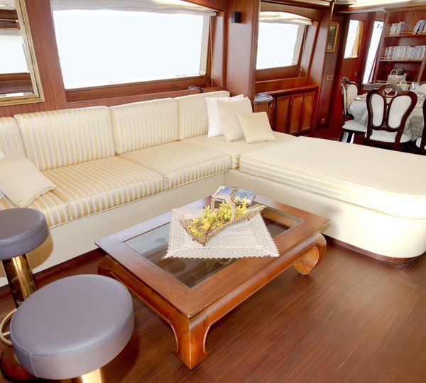 Yacht WOLF TWO -  Main Salon Seating