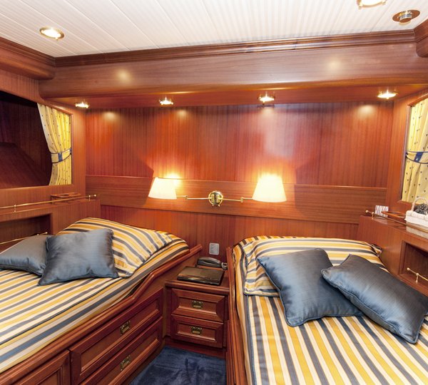 Yacht WOLF TWO -  Twin Cabin