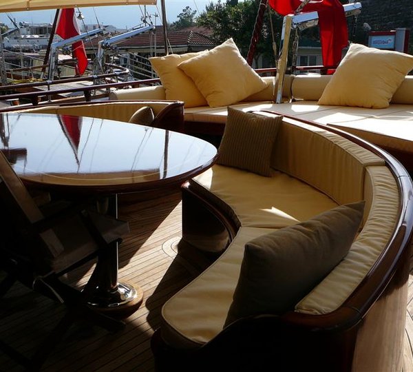 Zephyria II -  aft seating dining