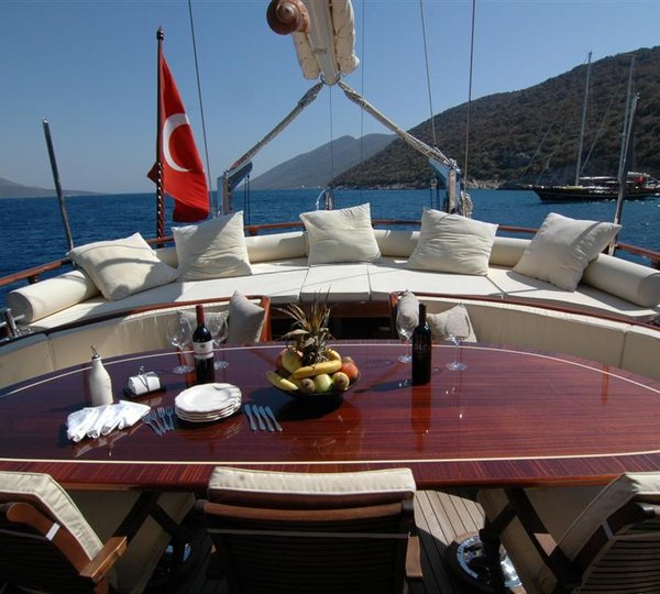 Zephyria II - dining table