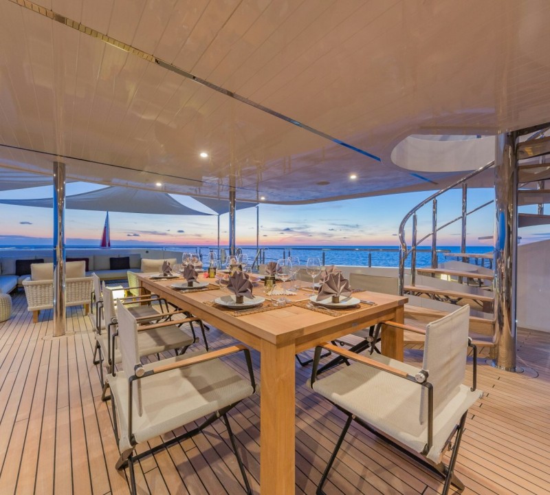 Deck Image Gallery – Luxury Yacht Browser | by CHARTERWORLD Superyacht ...
