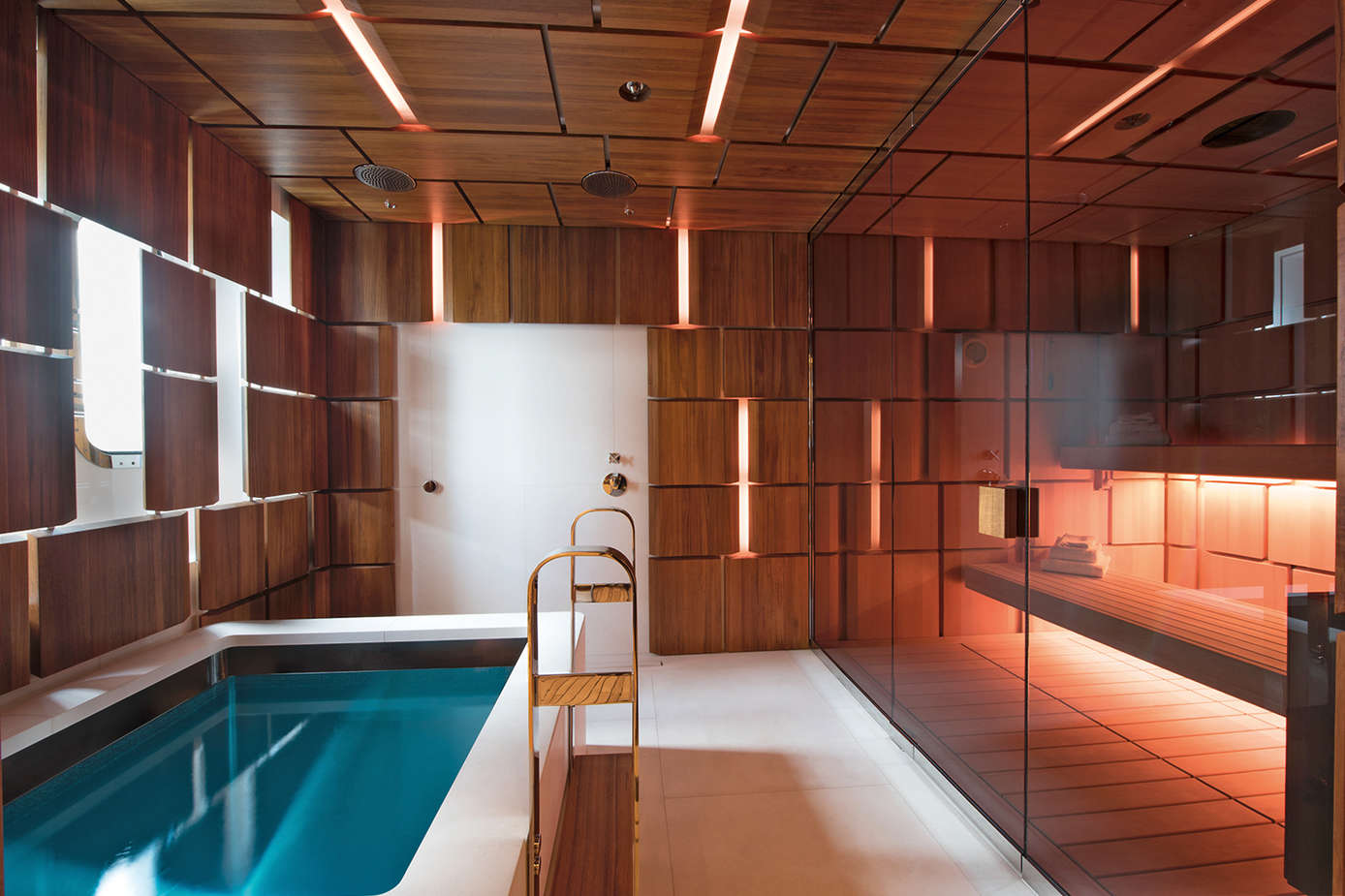 Yacht Cloudbreak - Christopher Scholey