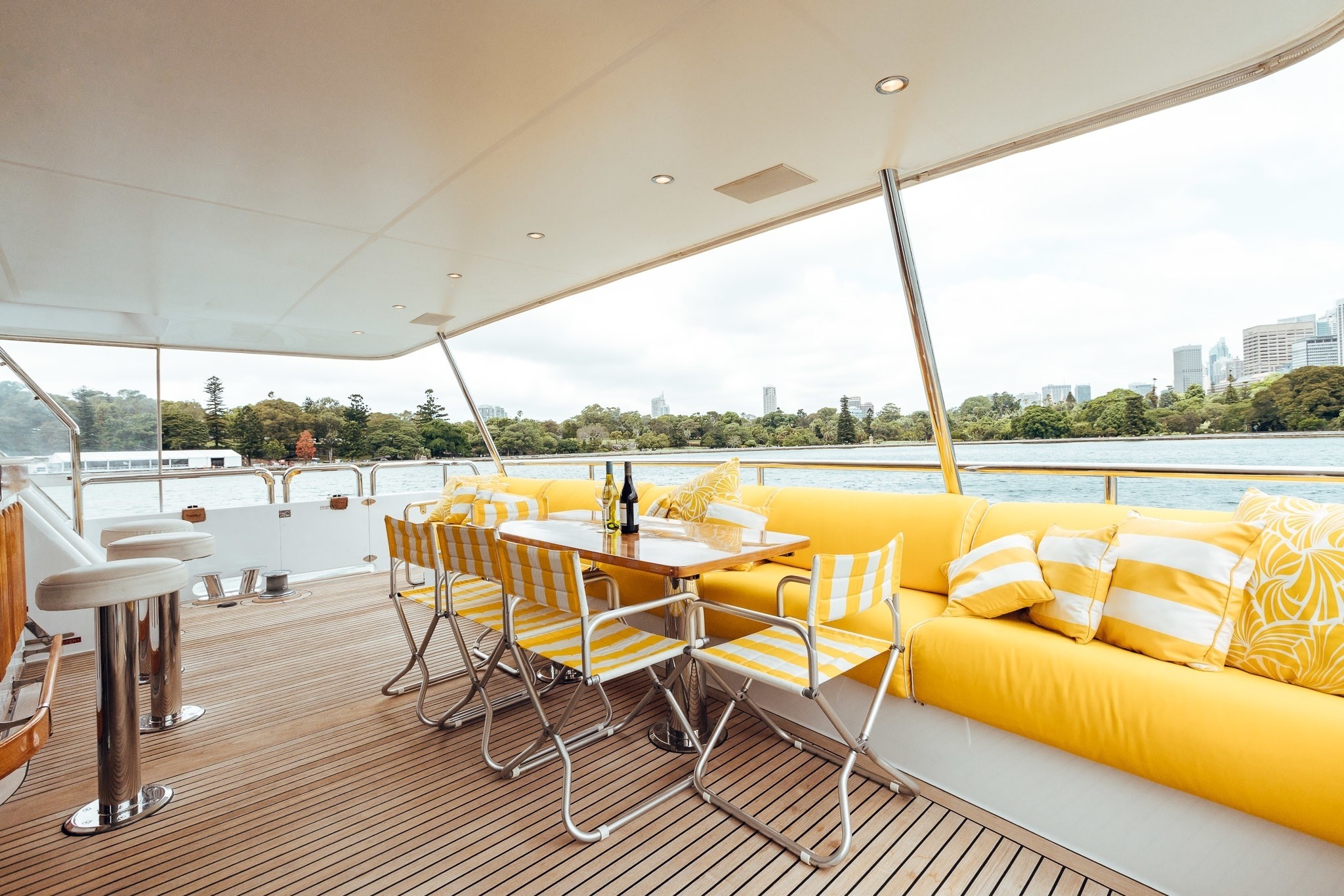 Aft deck with alfresco dining