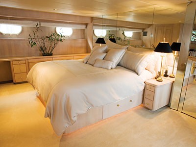 Berth: Yacht SILENT WORLD II's Main Master Cabin Image