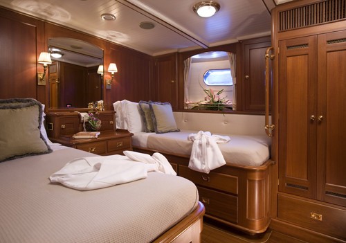 Starboard Side: Yacht AXIA's Twin Bed Cabin Image