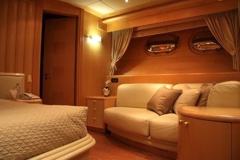 Sitting: Yacht BLUE BREEZE's Guest's Cabin Pictured