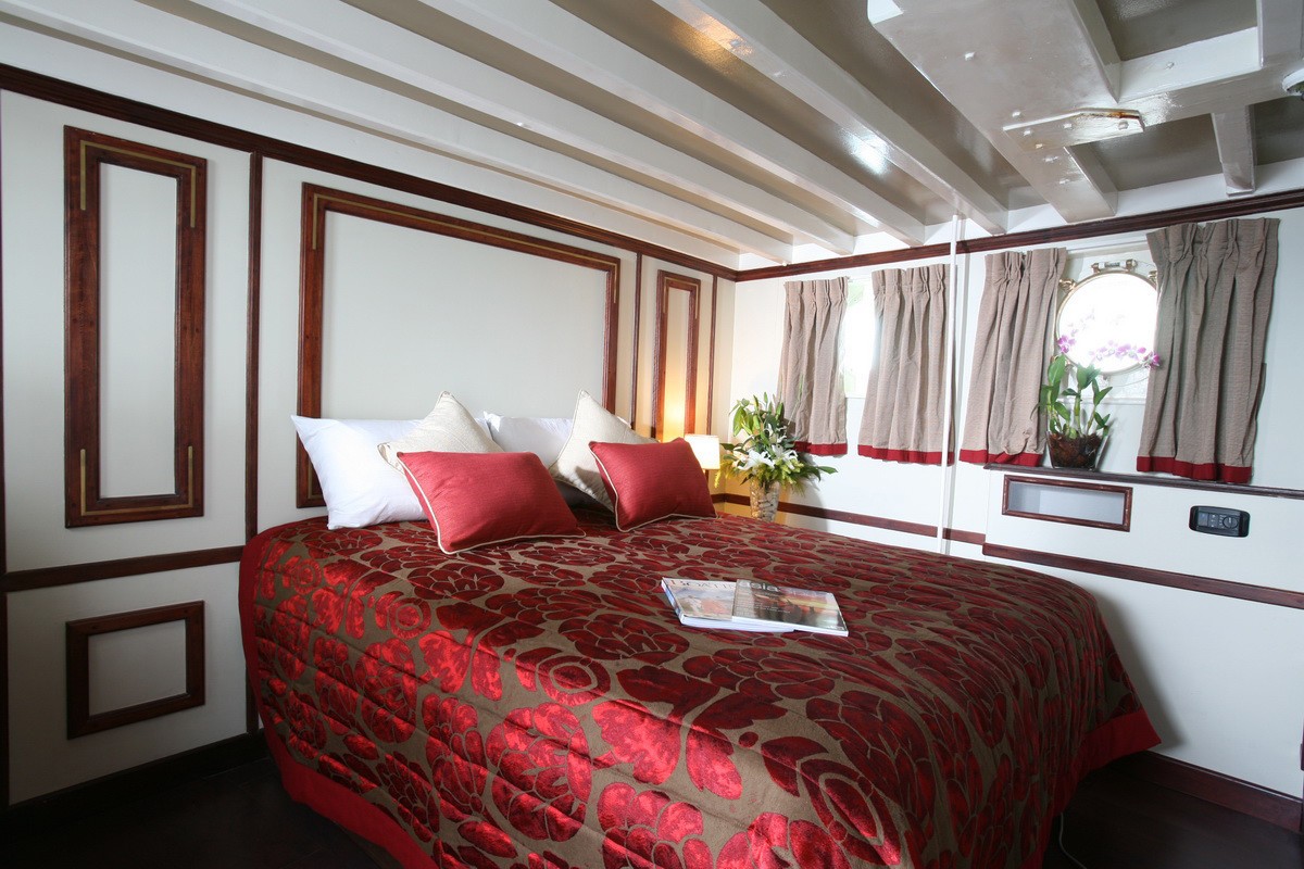 Red Guest's Cabin On Board Yacht CALISTO