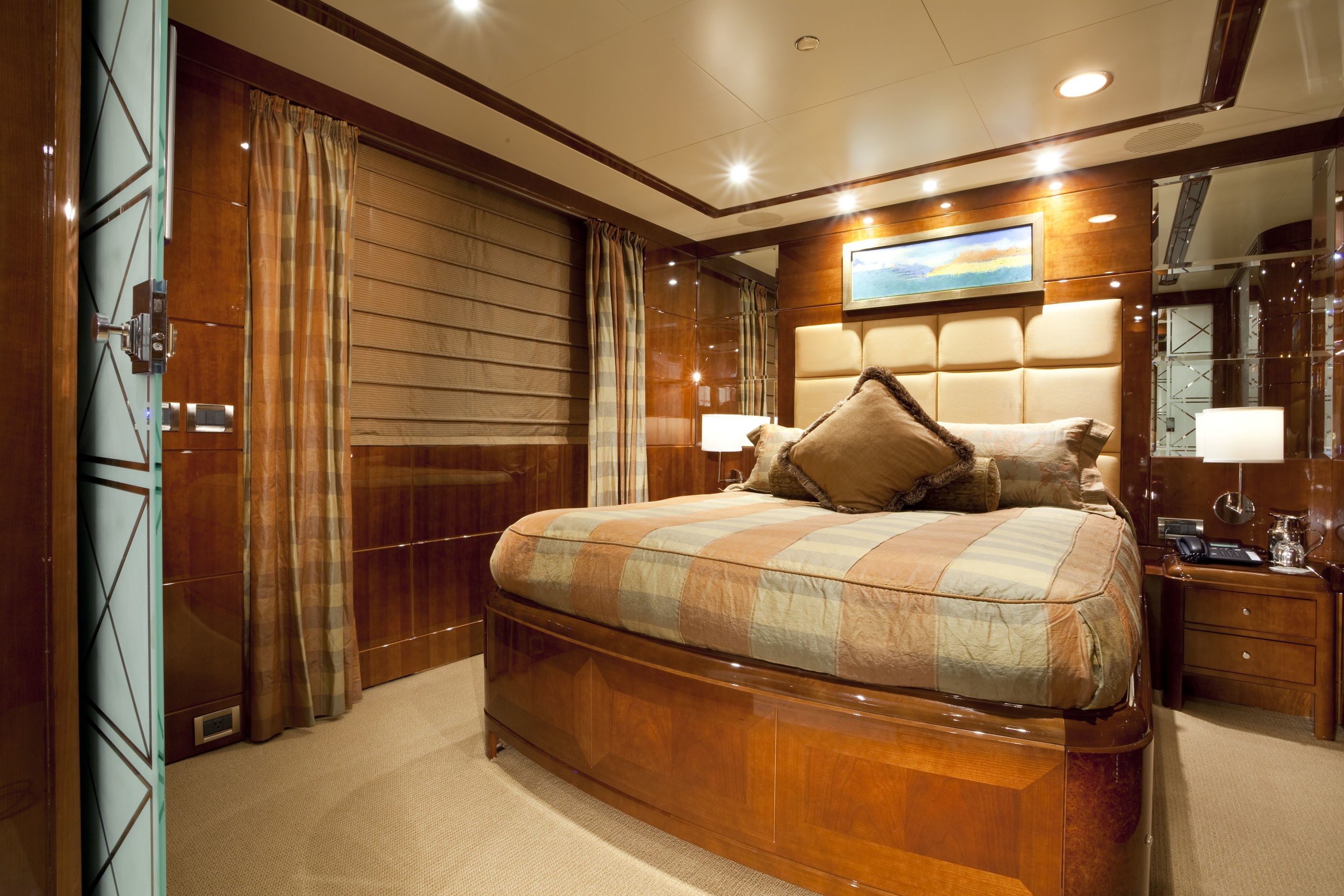 Guest's Queen Sized Cabin Aboard Yacht COCO VIENTE