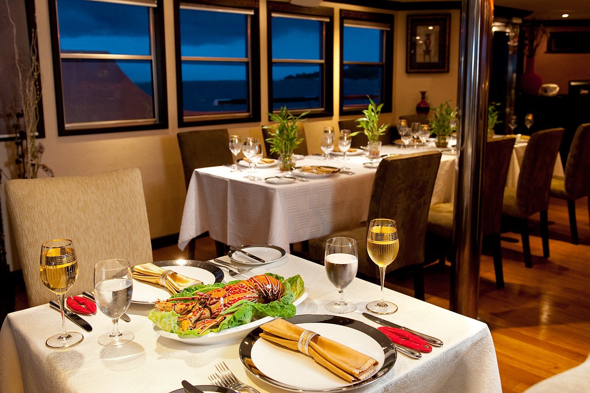 Eating/dining On Board Yacht DHAAINKAN'BAA