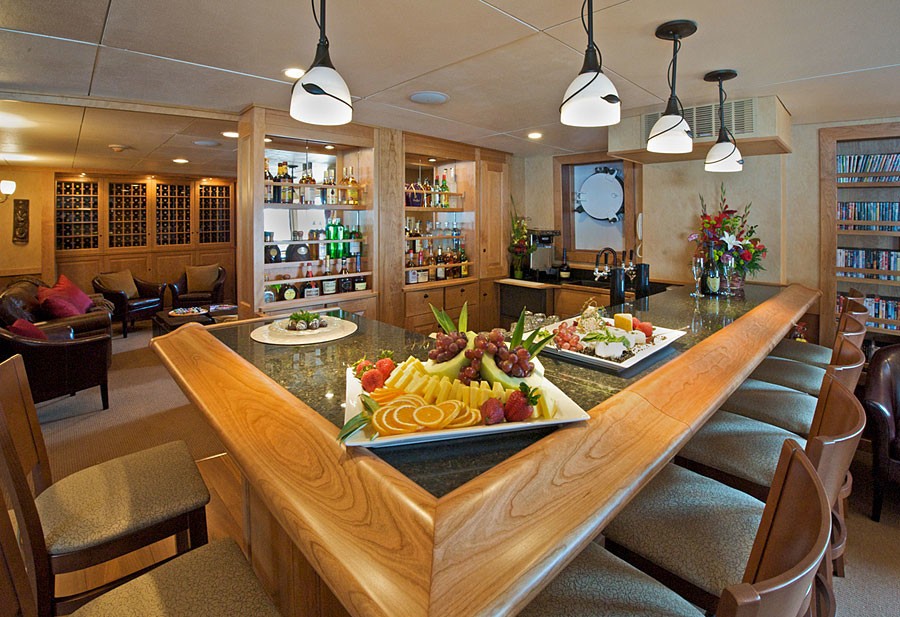 Drinks Bar On Board Yacht SAFARI EXPLORER