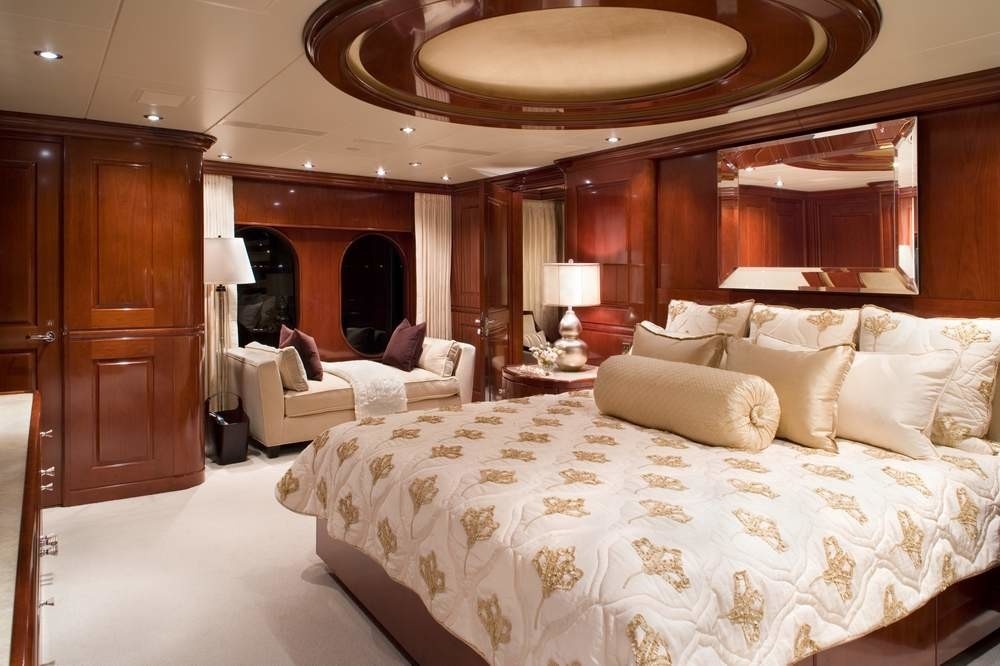 Sitting: Yacht NO COMMENT's Main Master Cabin Image
