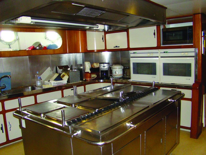 Yacht BLUE GOLD, Benetti CHARTERWORLD Luxury Superyacht ...