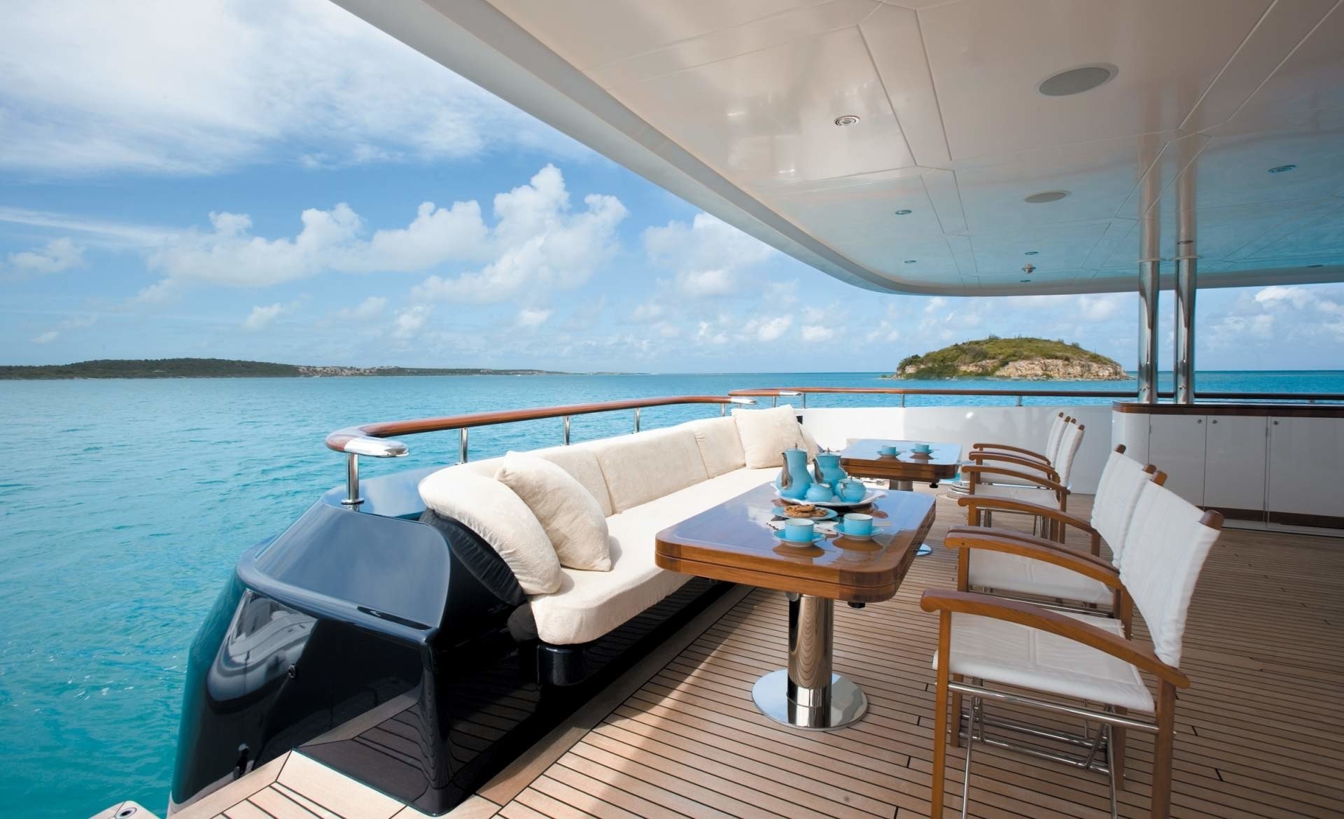 Sun Deck Image Gallery - Drinks Bar: Yacht WILD THYME's Sun Deck Image...