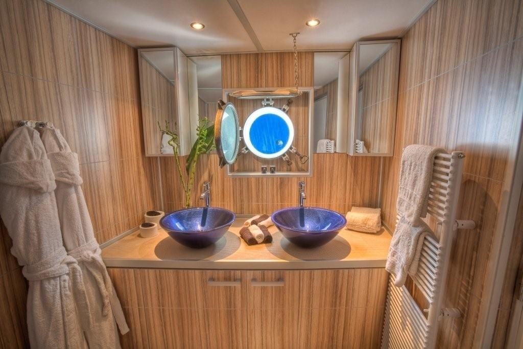 Personal Bath Aboard Yacht SANSSOUCI STAR