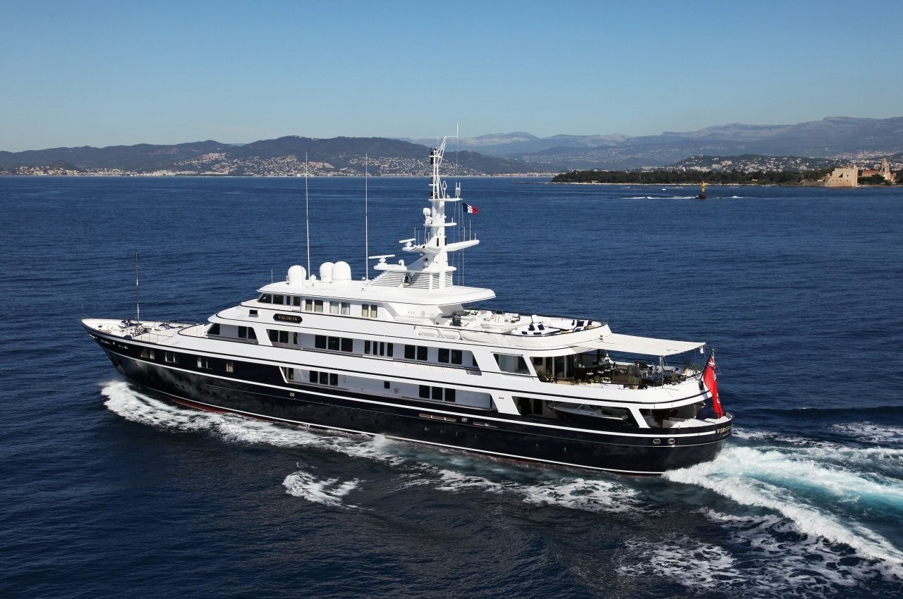 cruising profile of Feadship superyacht