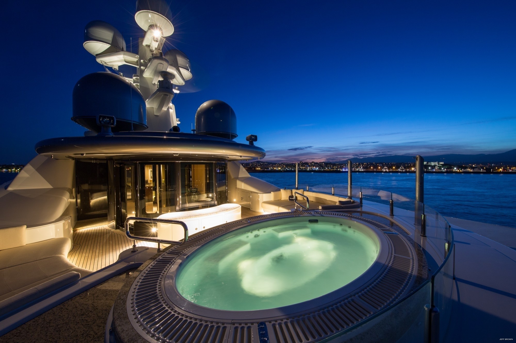 Jacuzzi by night