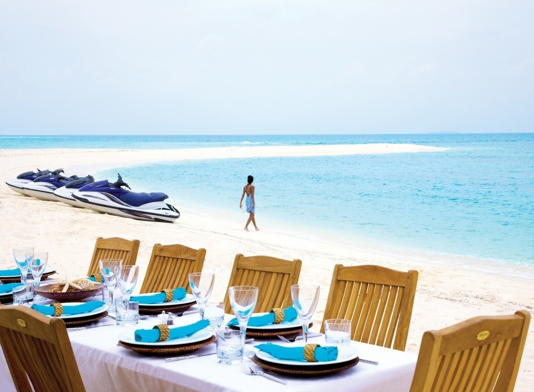 Luxury dining on the beach 