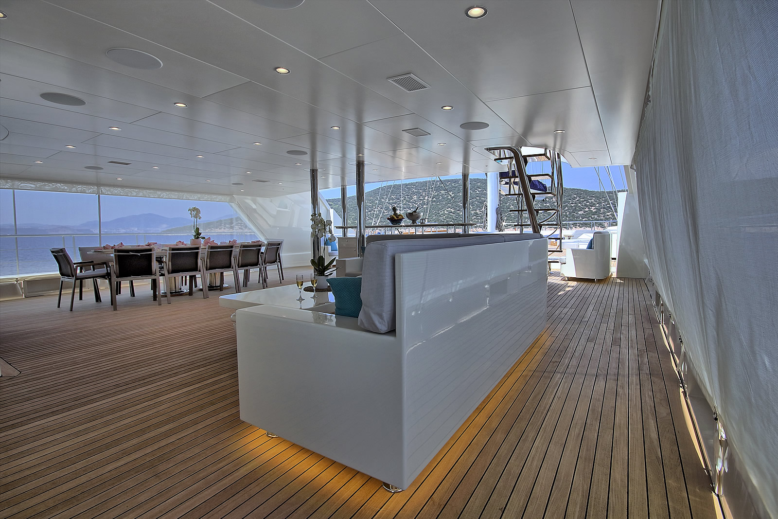 Aft Deck Dining And Seating