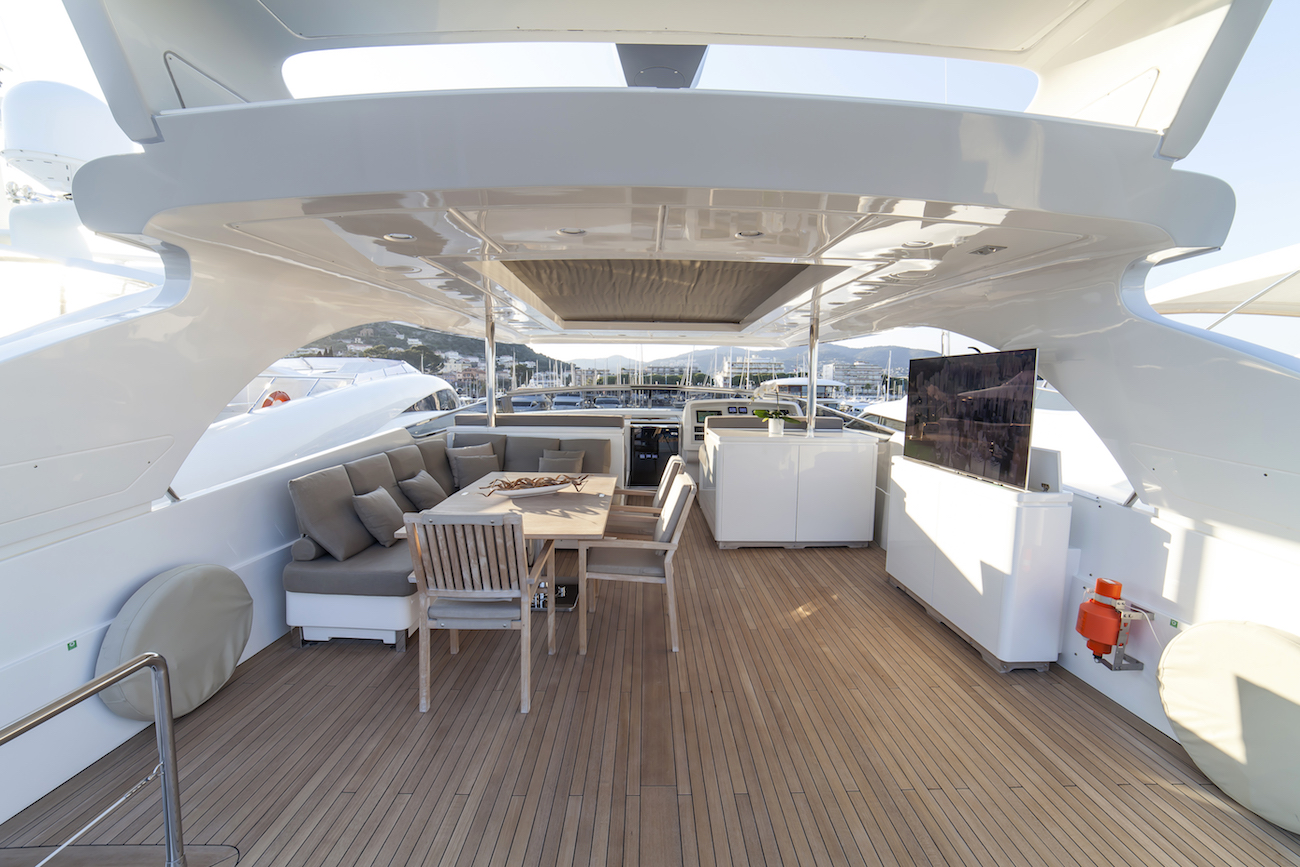 Flybridge Seating And Dining