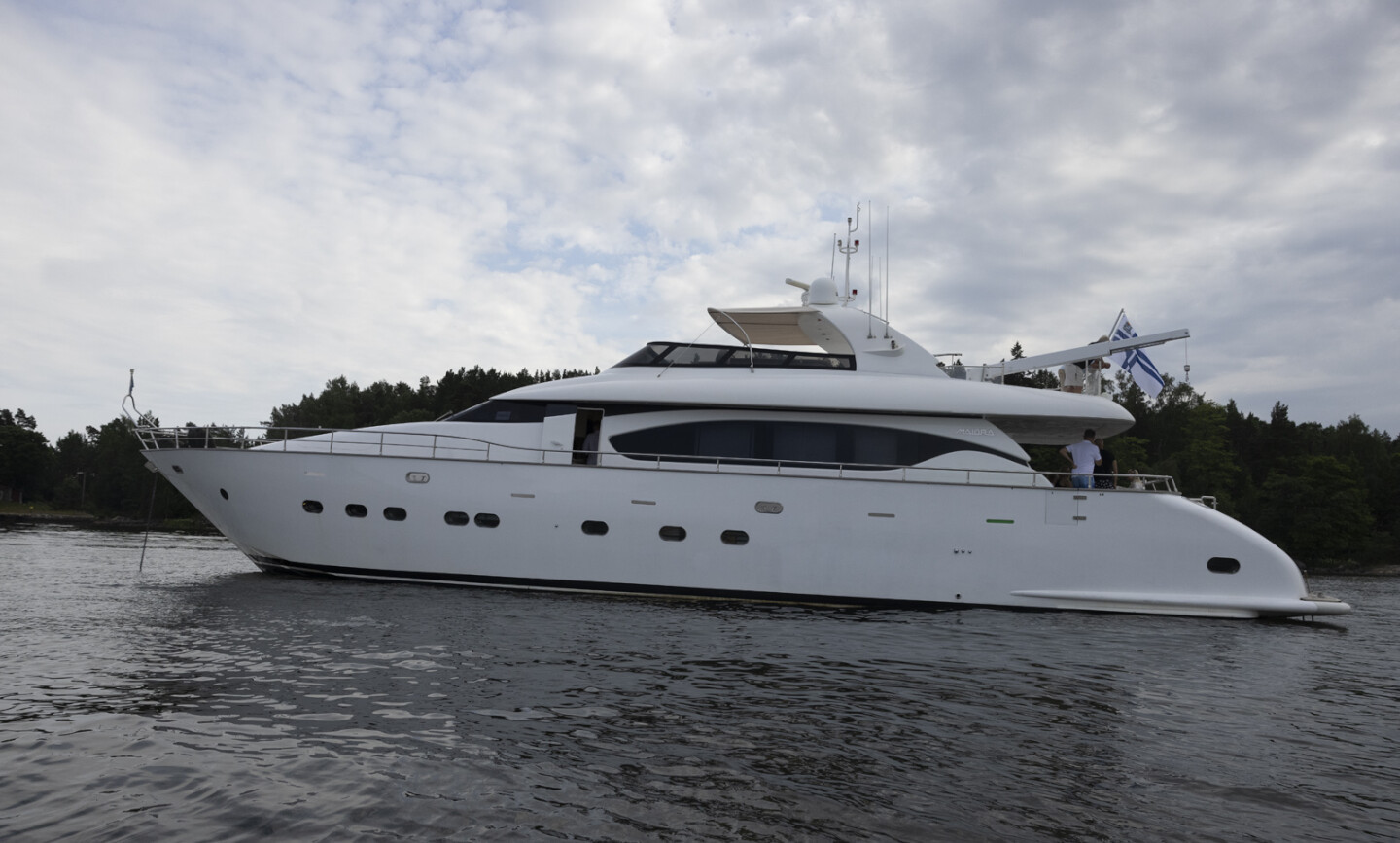 Luxury yacht XUMI