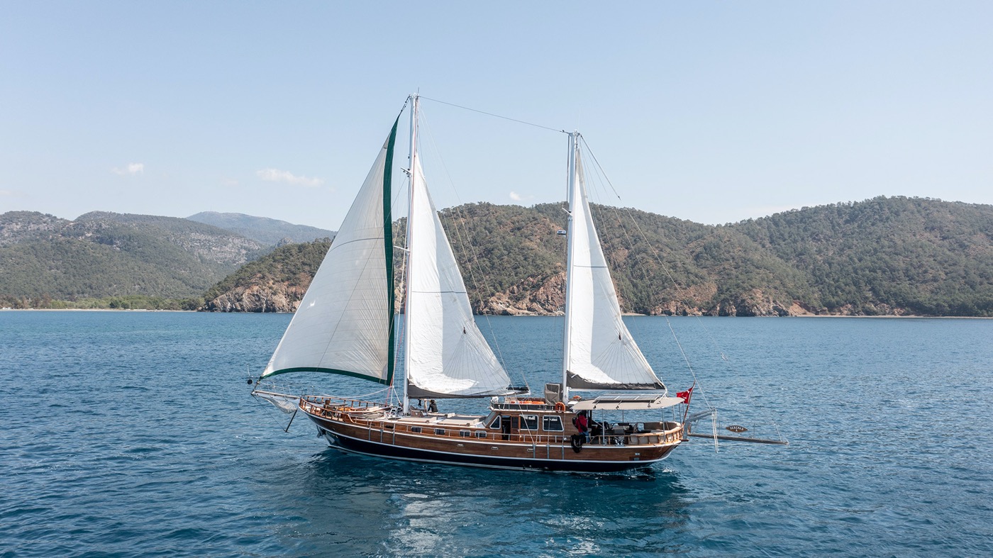 Sailing yacht SERANAD A